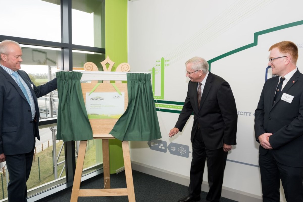 Unveiling the commermerative plaque